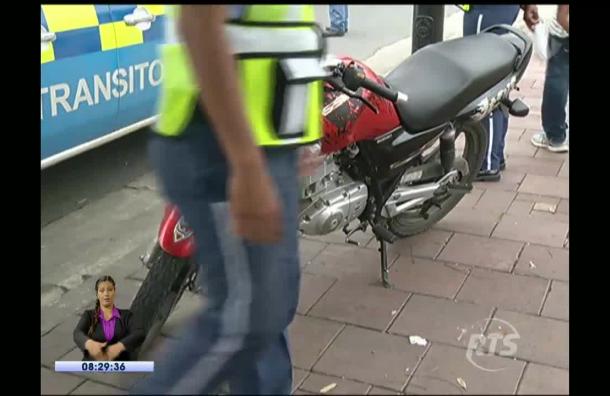 2 personas que se movilizaban en moto sufrieron accidente en la av. de las Américas